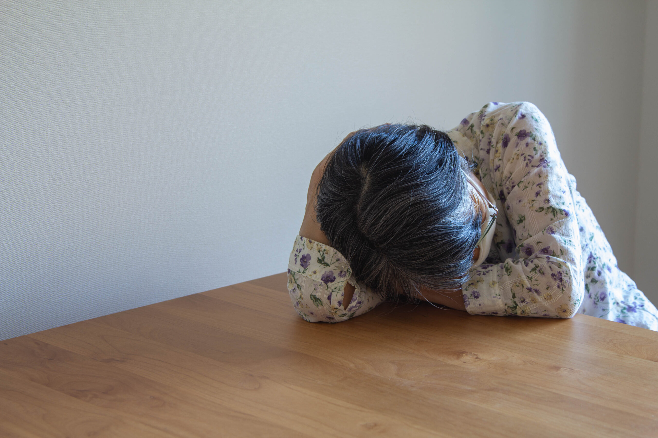 テーブルにうつぶせる老人女性3